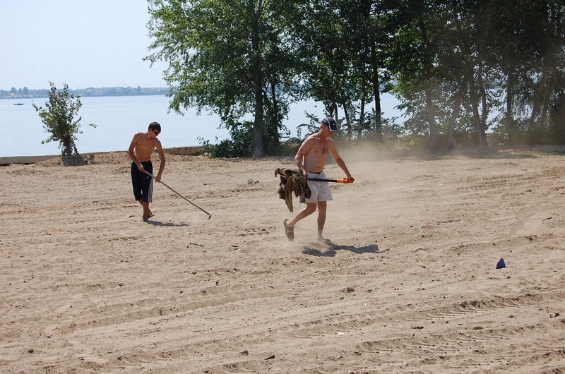 В Саратове облагораживают «дикий уголок» у моста