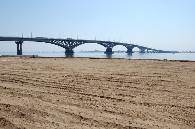 В Саратове облагораживают «дикий уголок» у моста