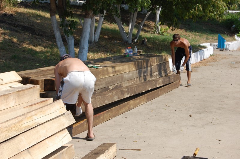 В Саратове облагораживают «дикий уголок» у моста