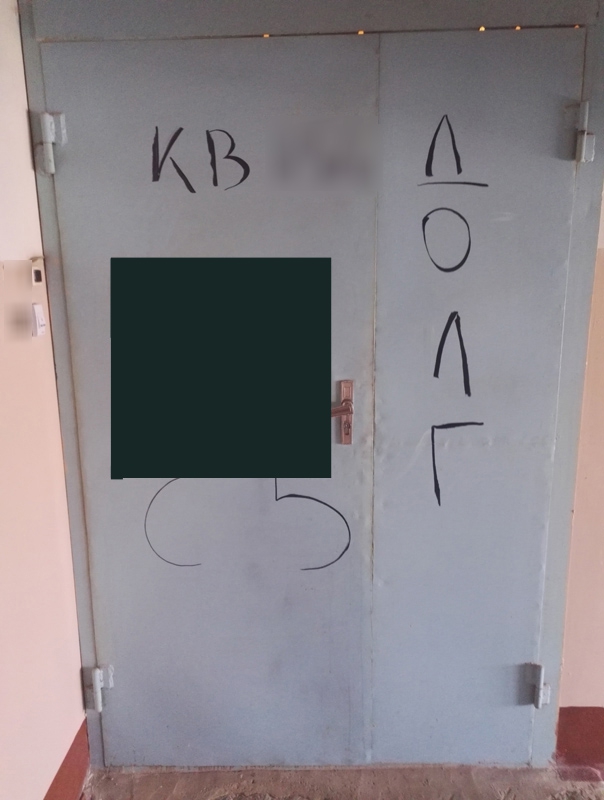 Коллекторы на двух этажах разрисовали двери и залили клеем замки