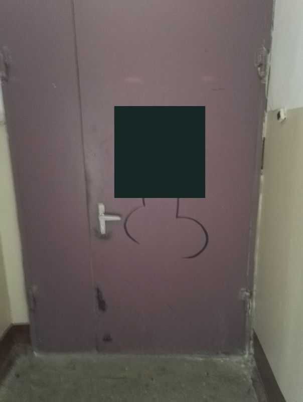 Коллекторы на двух этажах разрисовали двери и залили клеем замки