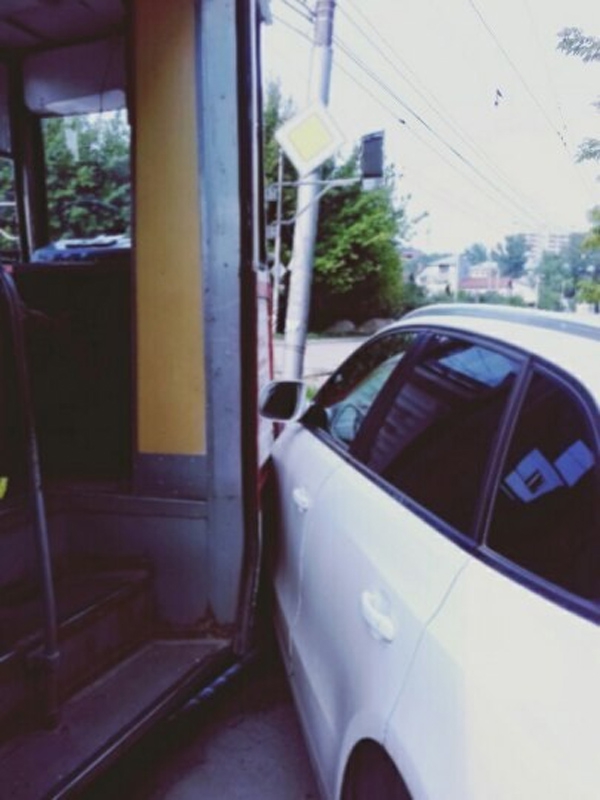 ДТП с иномаркой блокировало движение трамваев №9