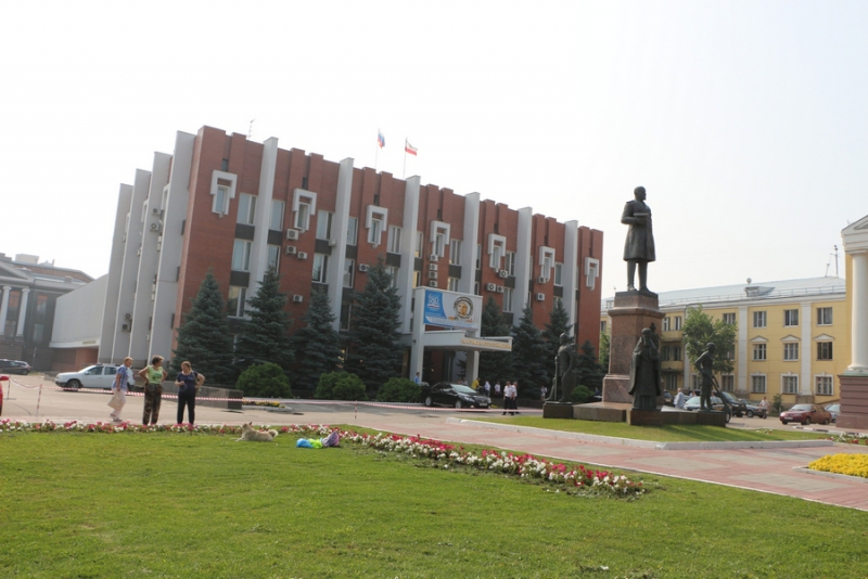 Парковку у облдумы оцепили к приезду заместителя генпрокурора