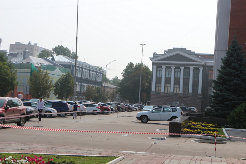 Парковку у облдумы оцепили к приезду заместителя генпрокурора