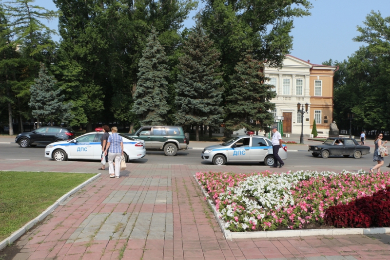 Парковку у облдумы оцепили к приезду заместителя генпрокурора