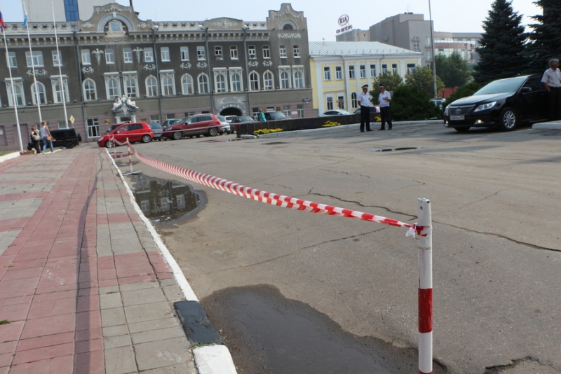 Парковку у облдумы оцепили к приезду заместителя генпрокурора