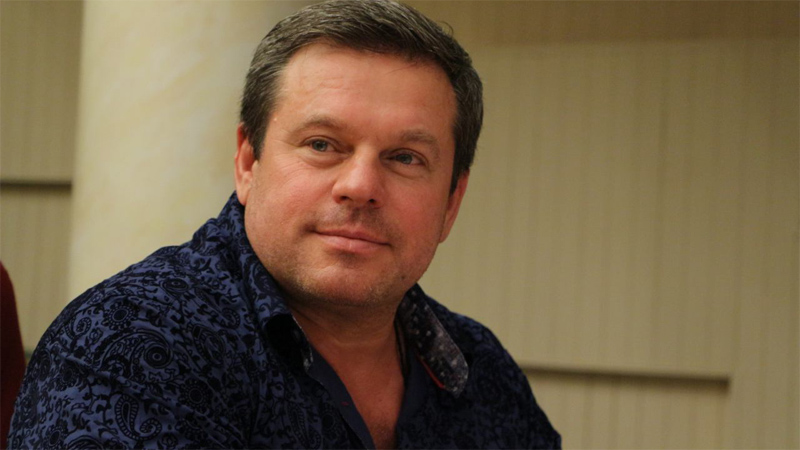 Альберт Старенко пришел на заседание облдумы в оранжевых штанах