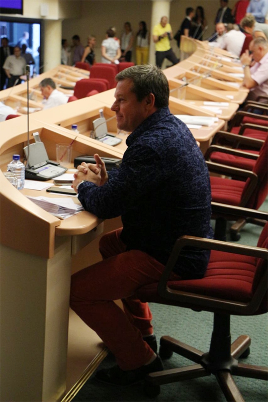 Альберт Старенко пришел на заседание облдумы в оранжевых штанах