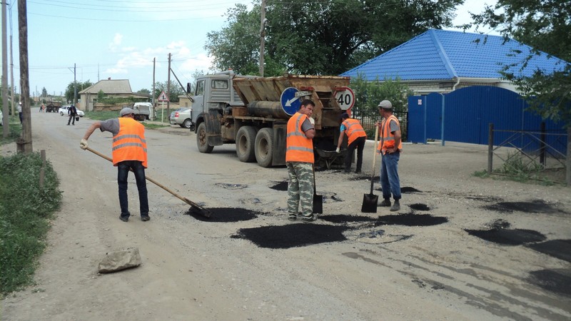В Алгайском районе ремонтируют дороги сплошным выравнивающим слоем