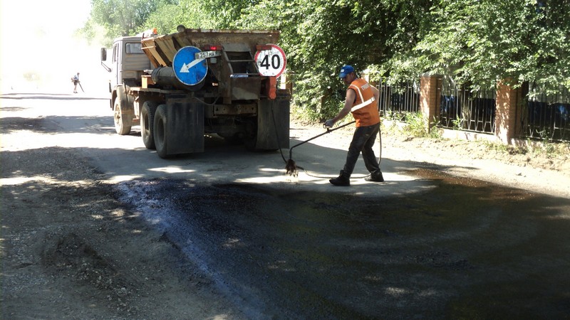 В Алгайском районе ремонтируют дороги сплошным выравнивающим слоем