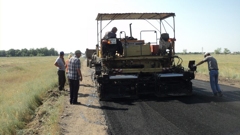 В Алгайском районе ремонтируют дороги сплошным выравнивающим слоем