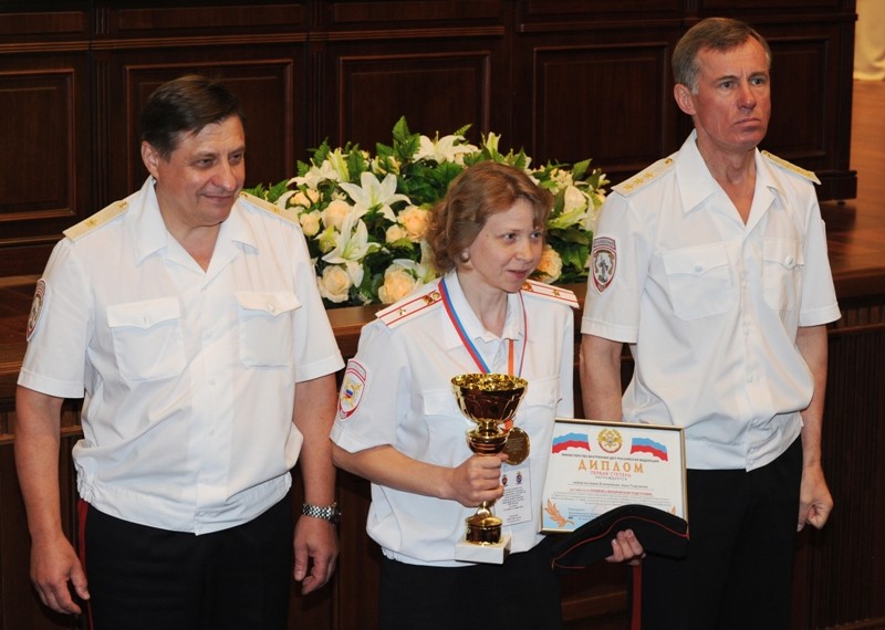 Первый замглавы МВД наградил дознавательницу из Саратова