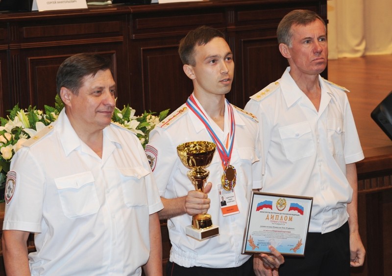 Первый замглавы МВД наградил дознавательницу из Саратова