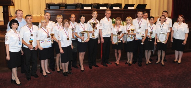 Первый замглавы МВД наградил дознавательницу из Саратова