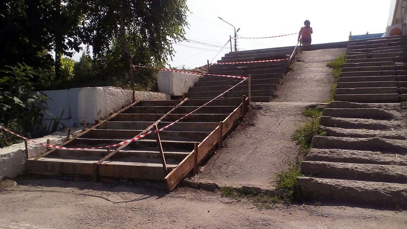 В Юбилейном начался ремонт лестницы-«убийцы» из президентского фотоальбома