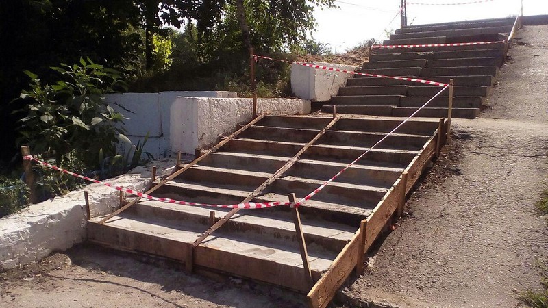 В Юбилейном начался ремонт лестницы-«убийцы» из президентского фотоальбома