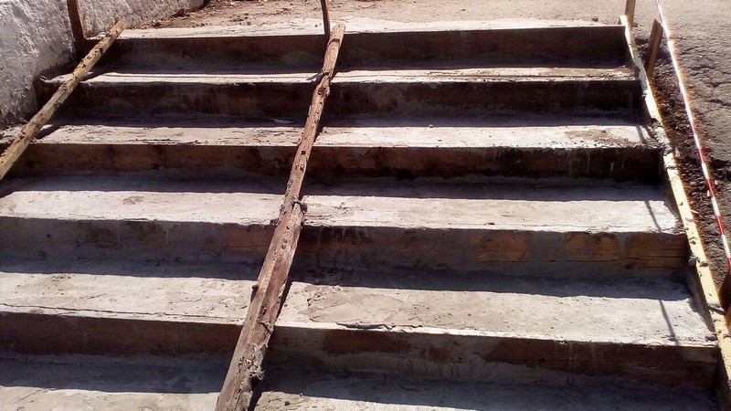 В Юбилейном начался ремонт лестницы-«убийцы» из президентского фотоальбома