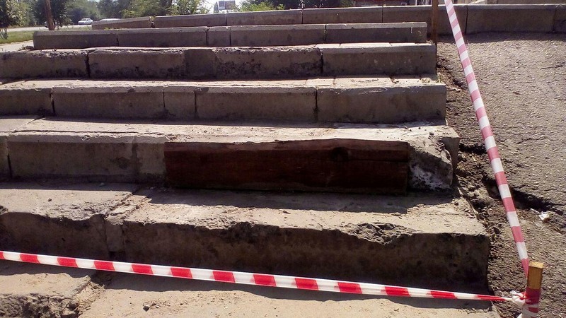 В Юбилейном начался ремонт лестницы-«убийцы» из президентского фотоальбома