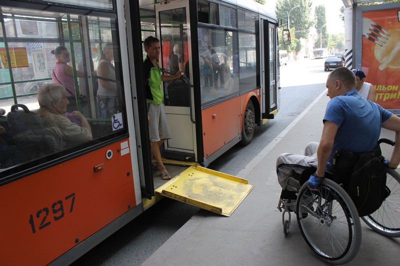 Инвалиды и ОНФ проверили доступ к остановкам общественного транспорта