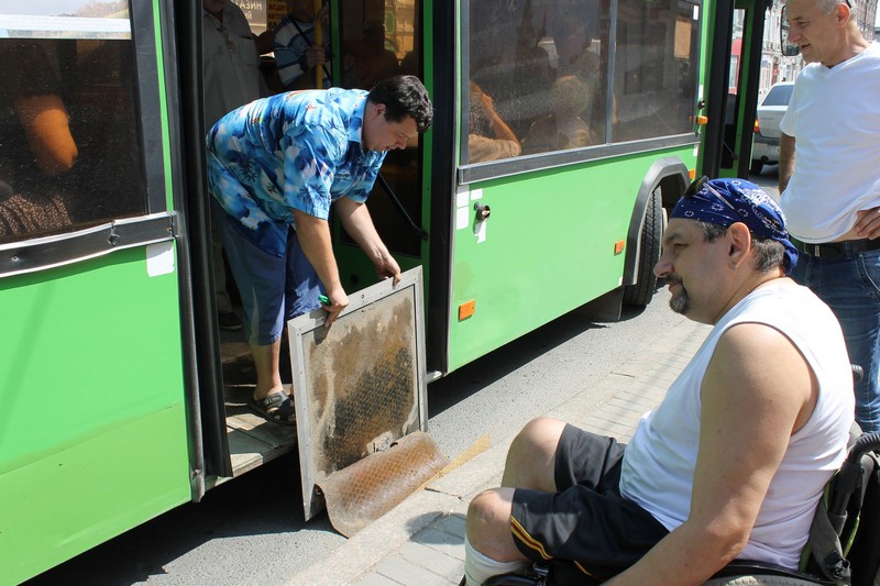 Инвалиды и ОНФ проверили доступ к остановкам общественного транспорта