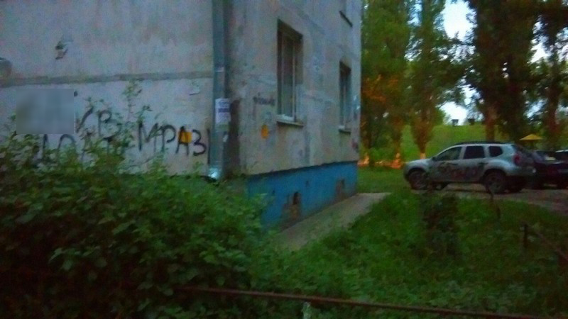 В Балакове коллекторы изуродовали подъезд и внедорожник