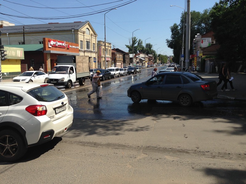 Перекресток Рахова и Кутякова два дня заливает водой