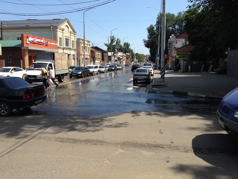 Перекресток Рахова и Кутякова два дня заливает водой
