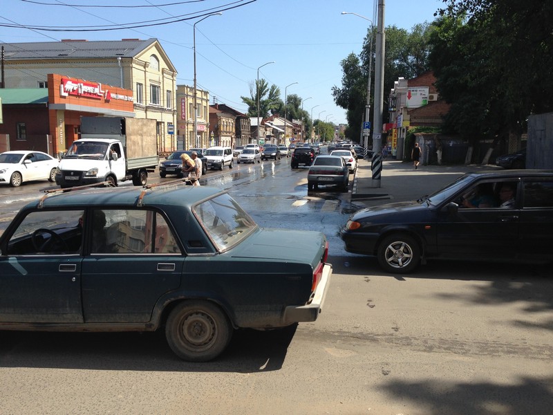 Перекресток Рахова и Кутякова два дня заливает водой