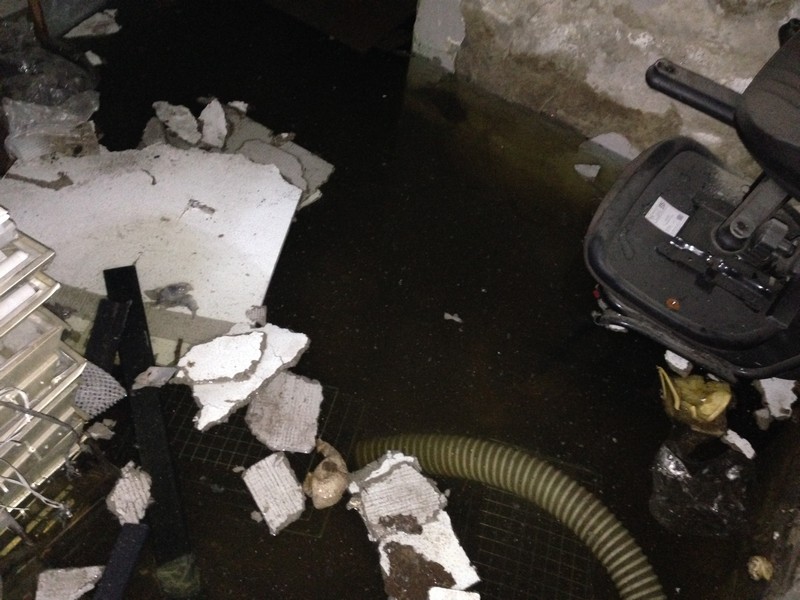 Перекресток Рахова и Кутякова два дня заливает водой