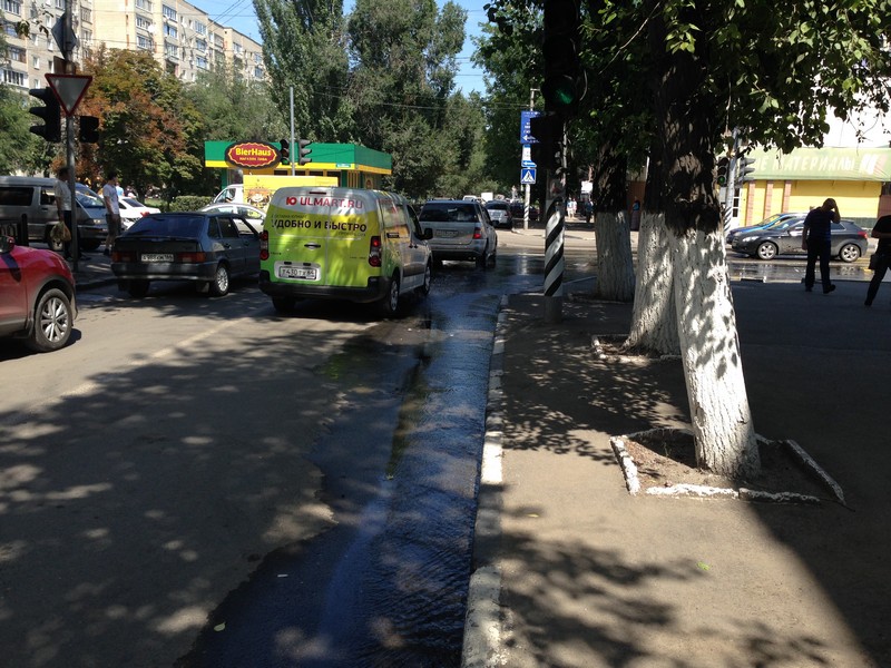 Перекресток Рахова и Кутякова два дня заливает водой