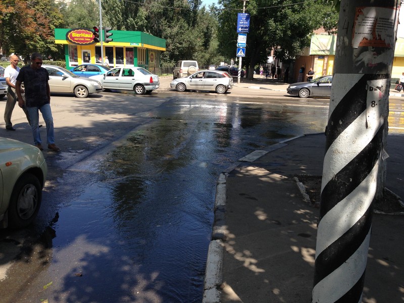 Перекресток Рахова и Кутякова два дня заливает водой