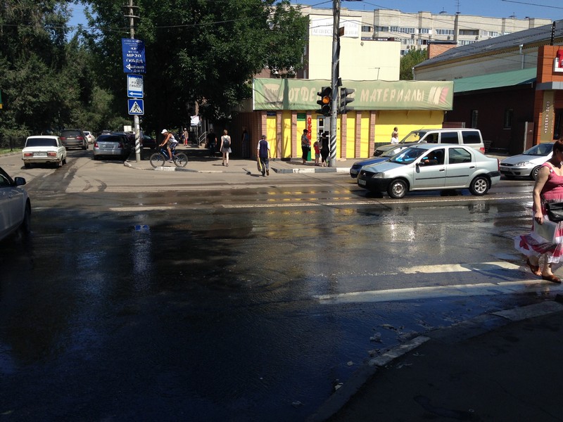 Перекресток Рахова и Кутякова два дня заливает водой