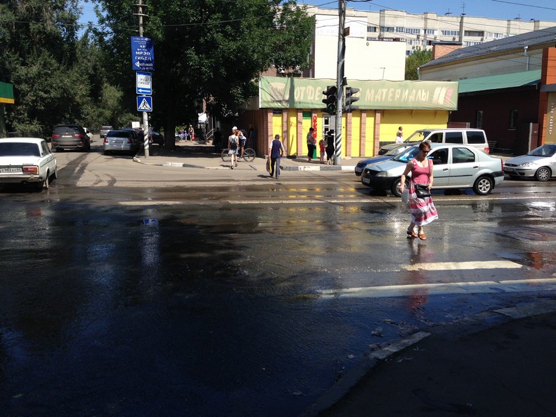 Перекресток Рахова и Кутякова два дня заливает водой