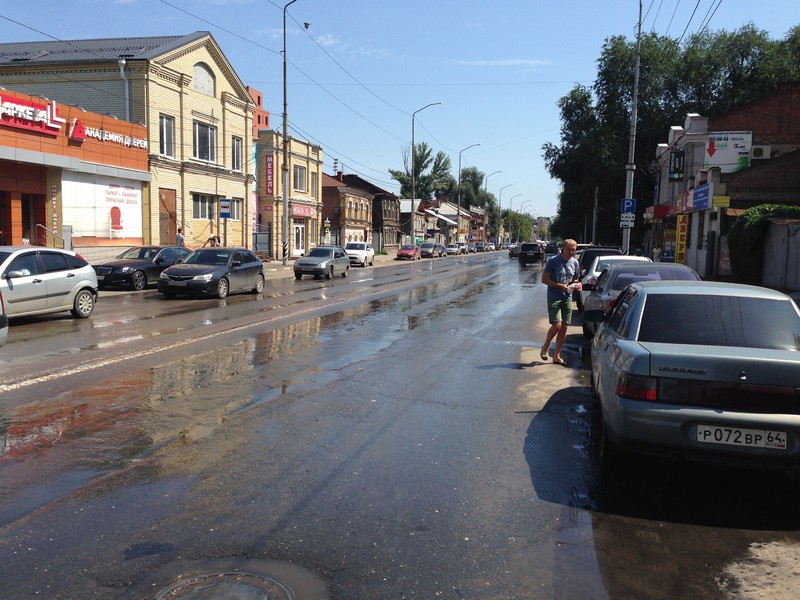 Перекресток Рахова и Кутякова два дня заливает водой