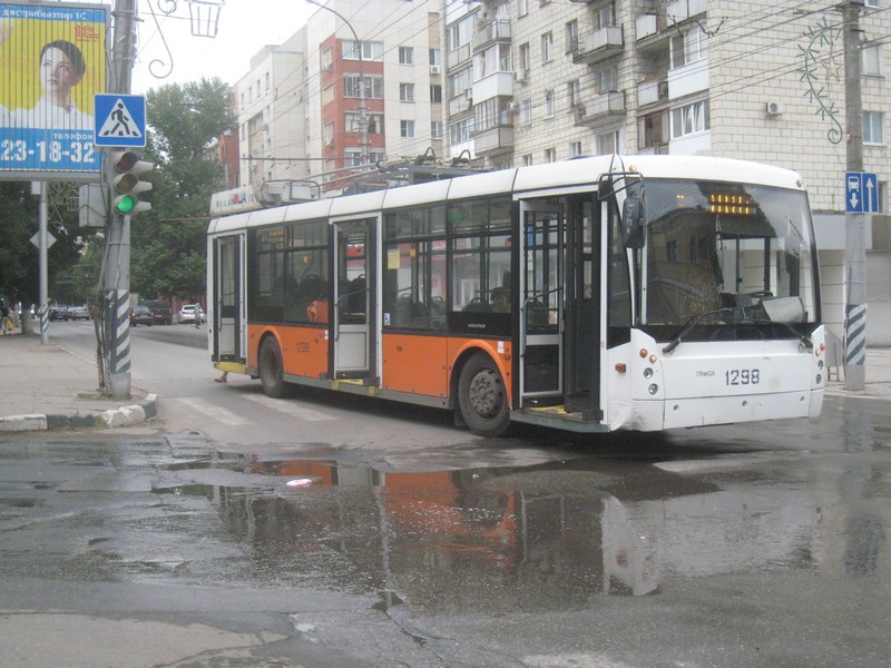 На Чернышевского троллейбус сбил молодого мужчину