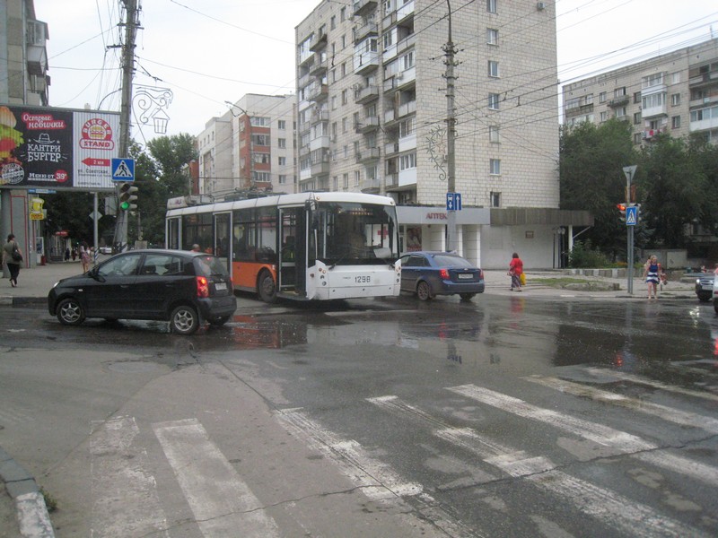 На Чернышевского троллейбус сбил молодого мужчину