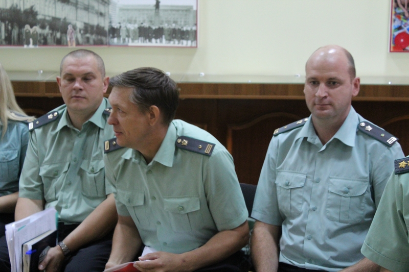 Глава УФССП решил почувствовать плечо и тепло журналистов