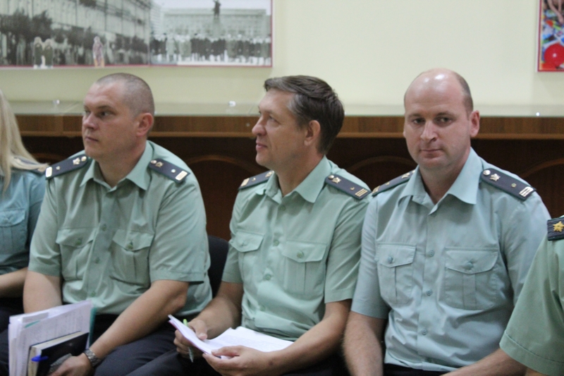 Глава УФССП решил почувствовать плечо и тепло журналистов