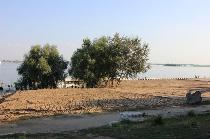 Центр пляжных видов спорта у моста Саратов - Энгельс готовят к открытию