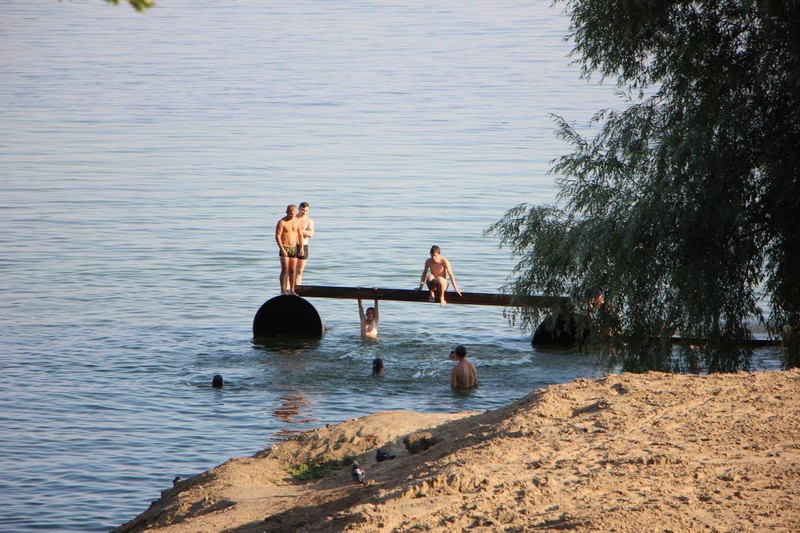 Центр пляжных видов спорта у моста Саратов - Энгельс готовят к открытию