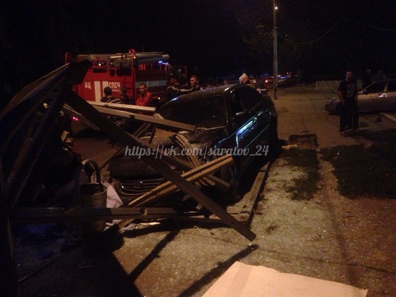 На Антонова «Тойота» столкнулась с двумя автомобилями и снесла остановку