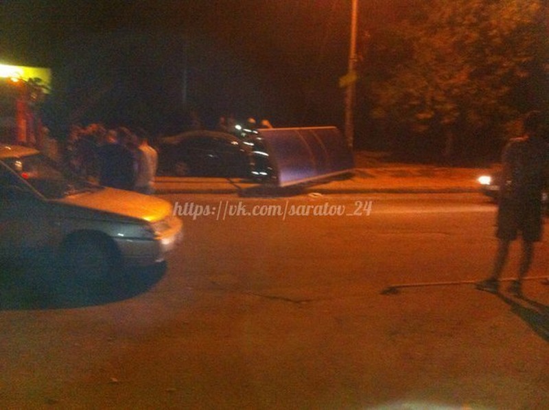 На Антонова «Тойота» столкнулась с двумя автомобилями и снесла остановку