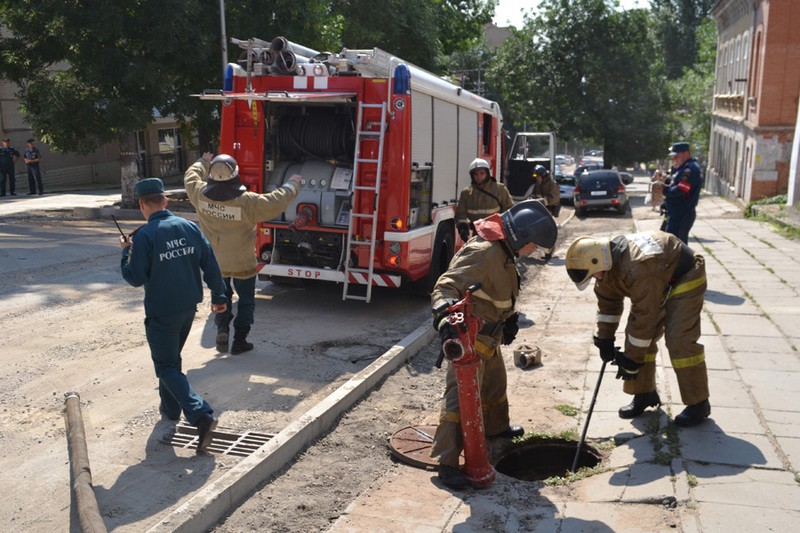 В Саратове 55 сотрудников МЧС вывели всех из здания театра