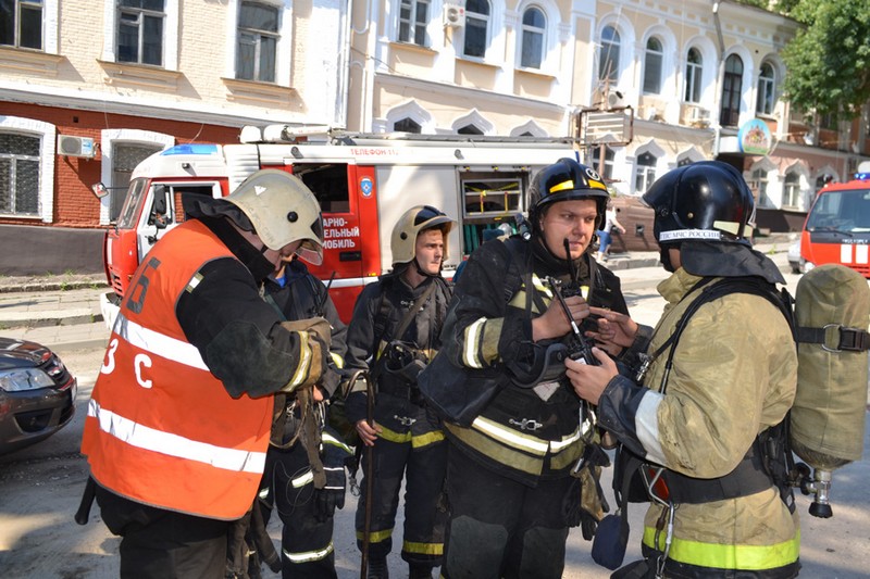 В Саратове 55 сотрудников МЧС вывели всех из здания театра