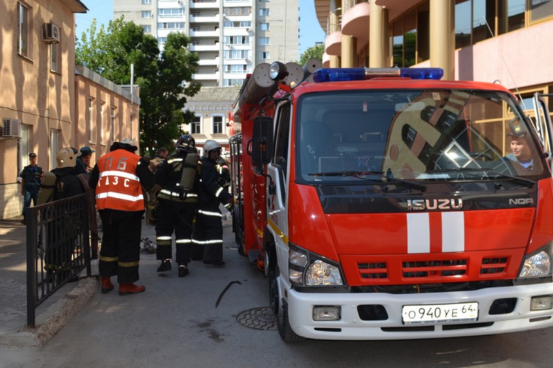 В Саратове 55 сотрудников МЧС вывели всех из здания театра