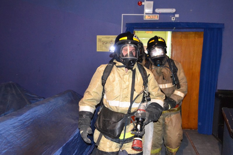 В Саратове 55 сотрудников МЧС вывели всех из здания театра