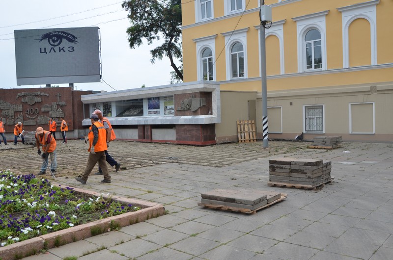 Площадь Чернышевского освобождают от тротуарной плитки
