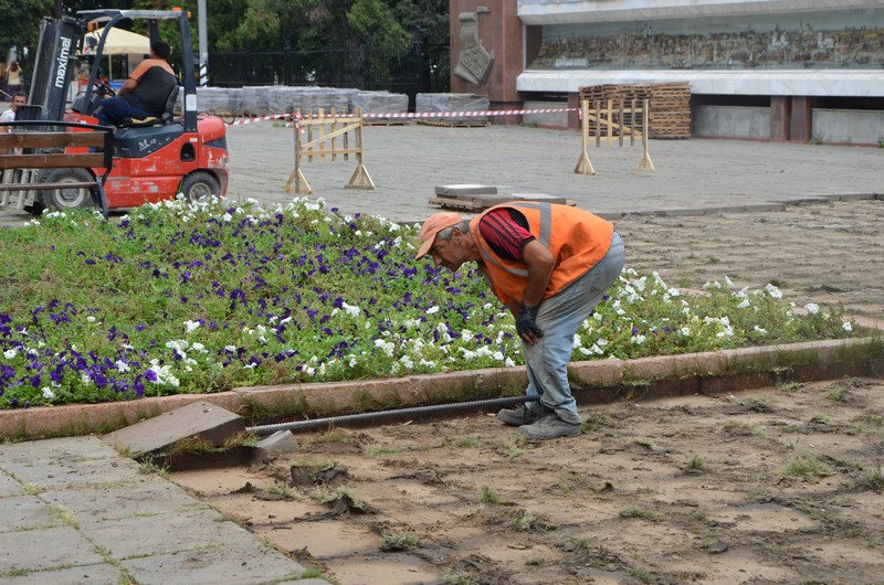 Площадь Чернышевского освобождают от тротуарной плитки