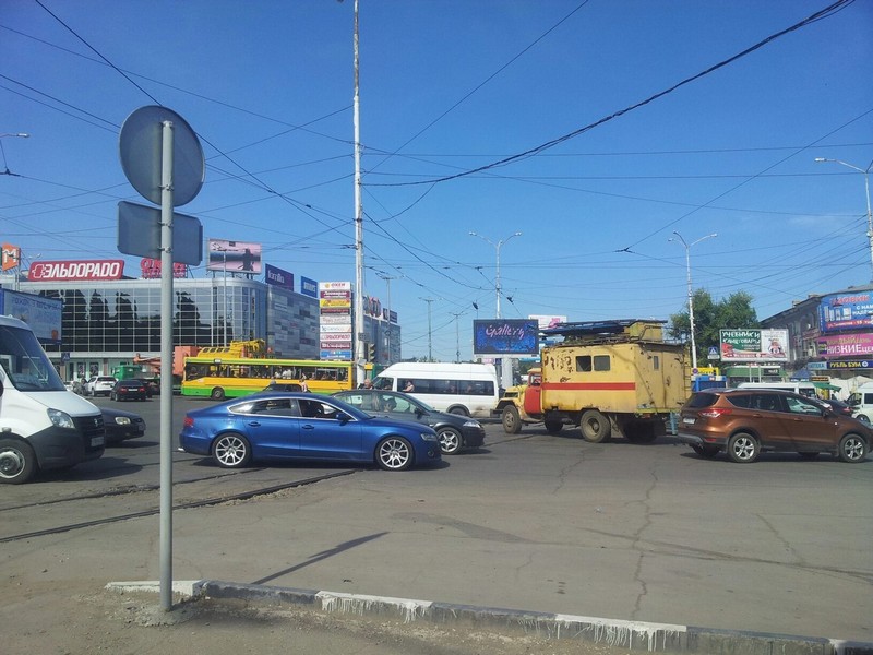 В Саратове грузовик на длительное время обесточил трамваи и троллейбусы