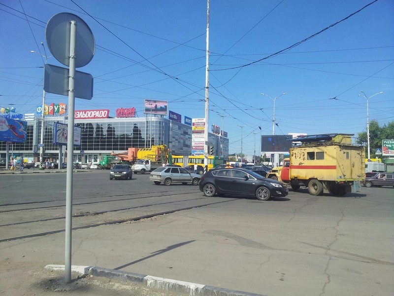 В Саратове грузовик на длительное время обесточил трамваи и троллейбусы